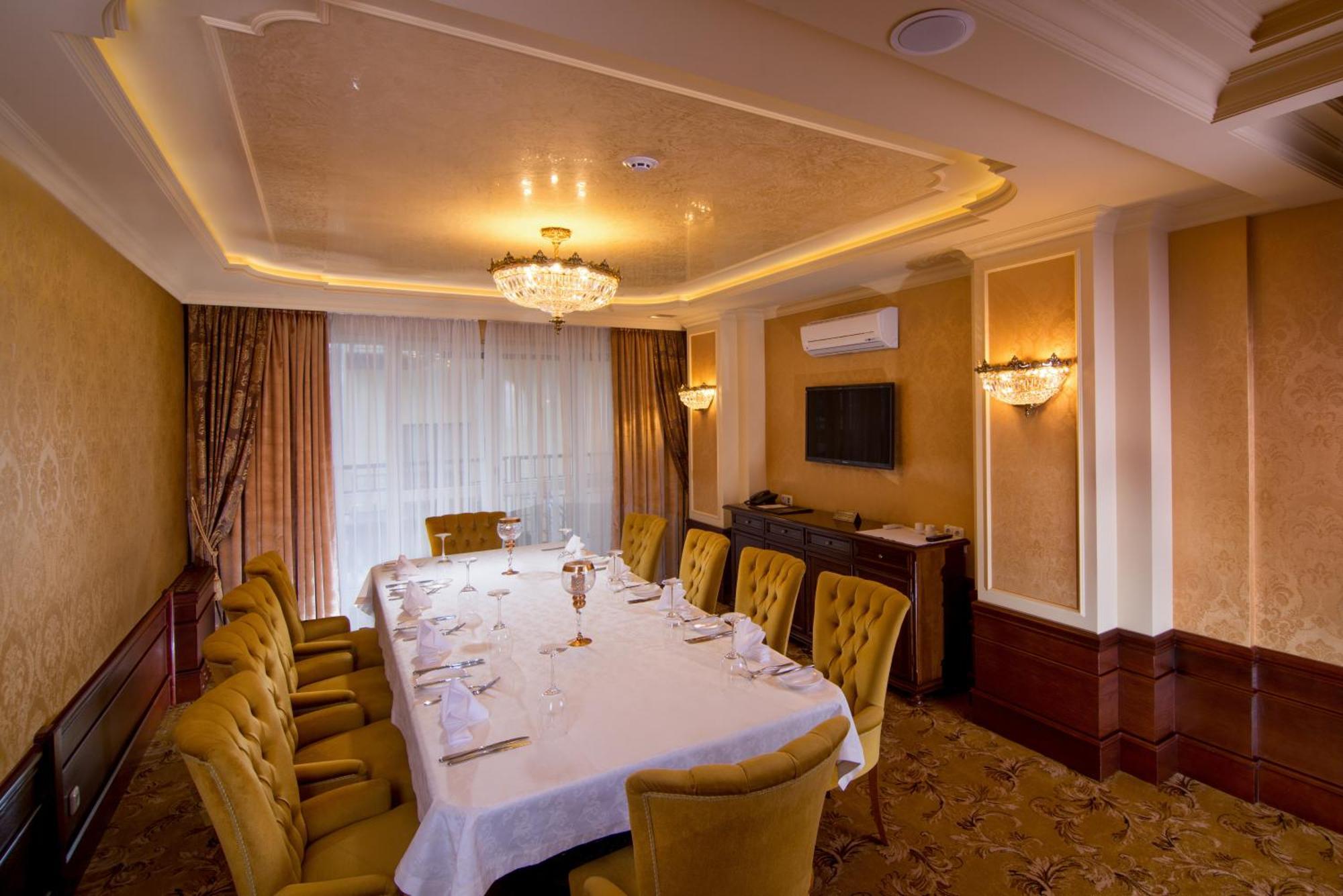Nobilis Hotel Lemberg Exterior foto The interior of the restaurant